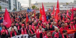 Die Beteiligung am IG-Metall-Aktionstag beim Mercedes-Benz-Standort in Sindelfingen war am Montagvormittag gewaltig.